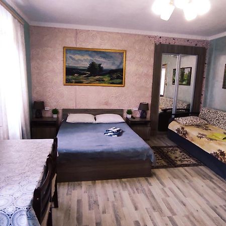 Міні Квартал Hotel Yahotyn Buitenkant foto