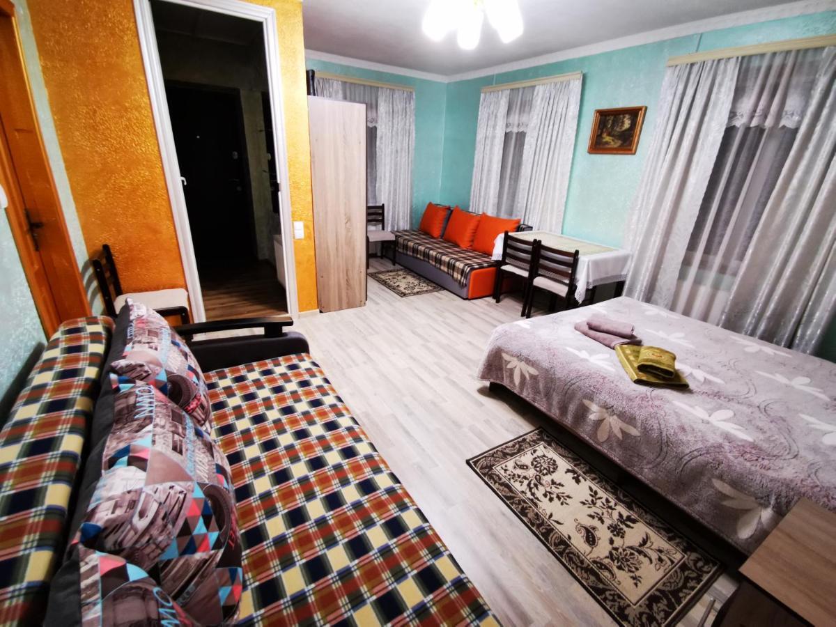 Міні Квартал Hotel Yahotyn Buitenkant foto