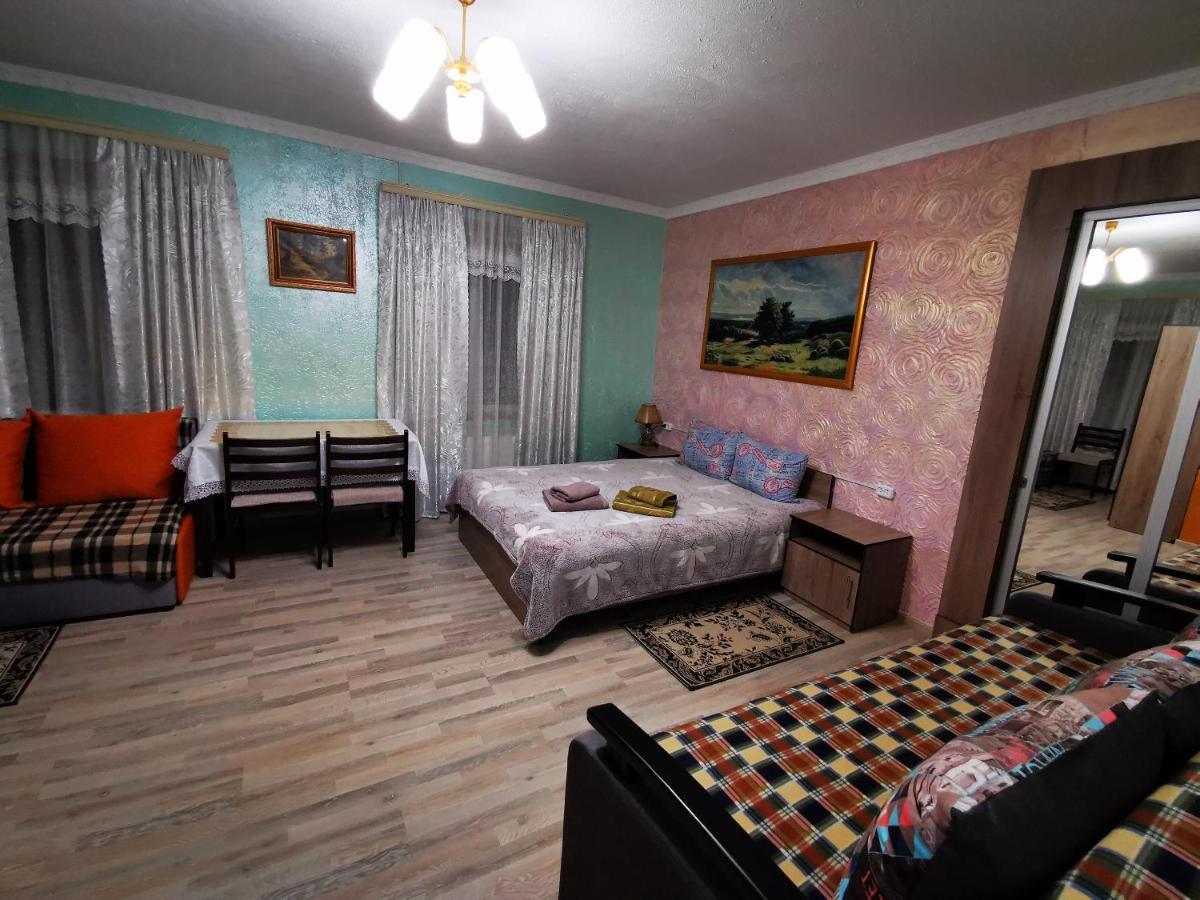 Міні Квартал Hotel Yahotyn Buitenkant foto